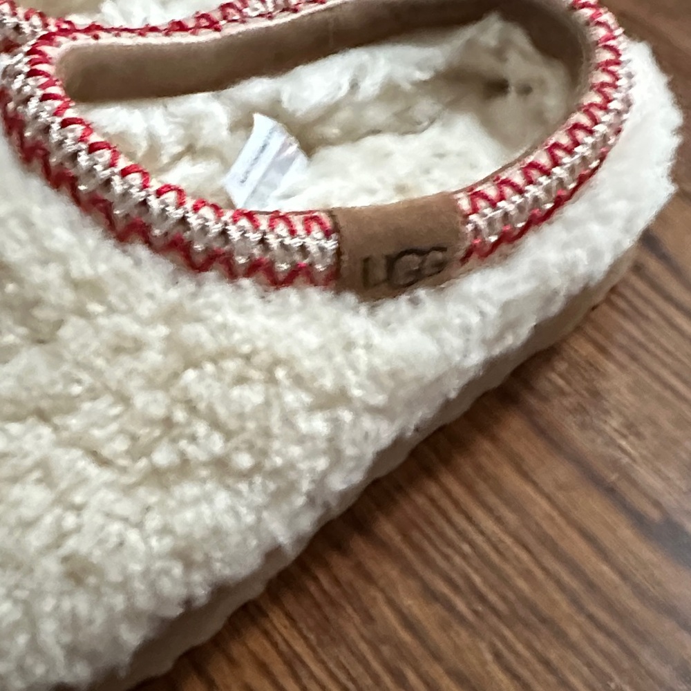 Ugg women’s Cozy Cream Slippers - Picture 2 of 5